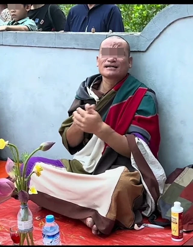 Rộ hình ảnh Hộ pháp Kim Cang theo Thích Minh Tuệ xuống áo đi ăn phở bò? - Hình 5