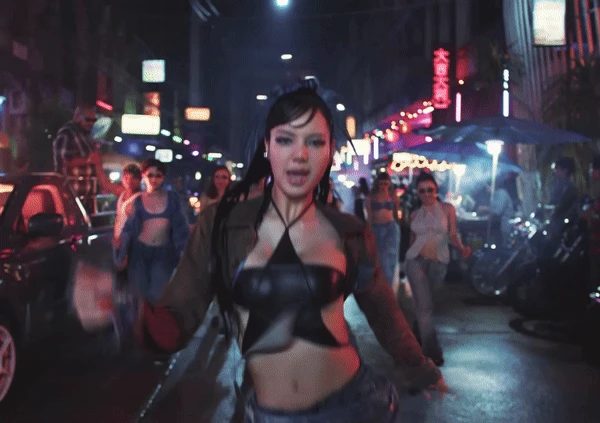 Lisa bị NTK Trung Quốc chỉ mặt vì đạo nhái trang phục, còn mượn ý tưởng làm MV? - Hình 2