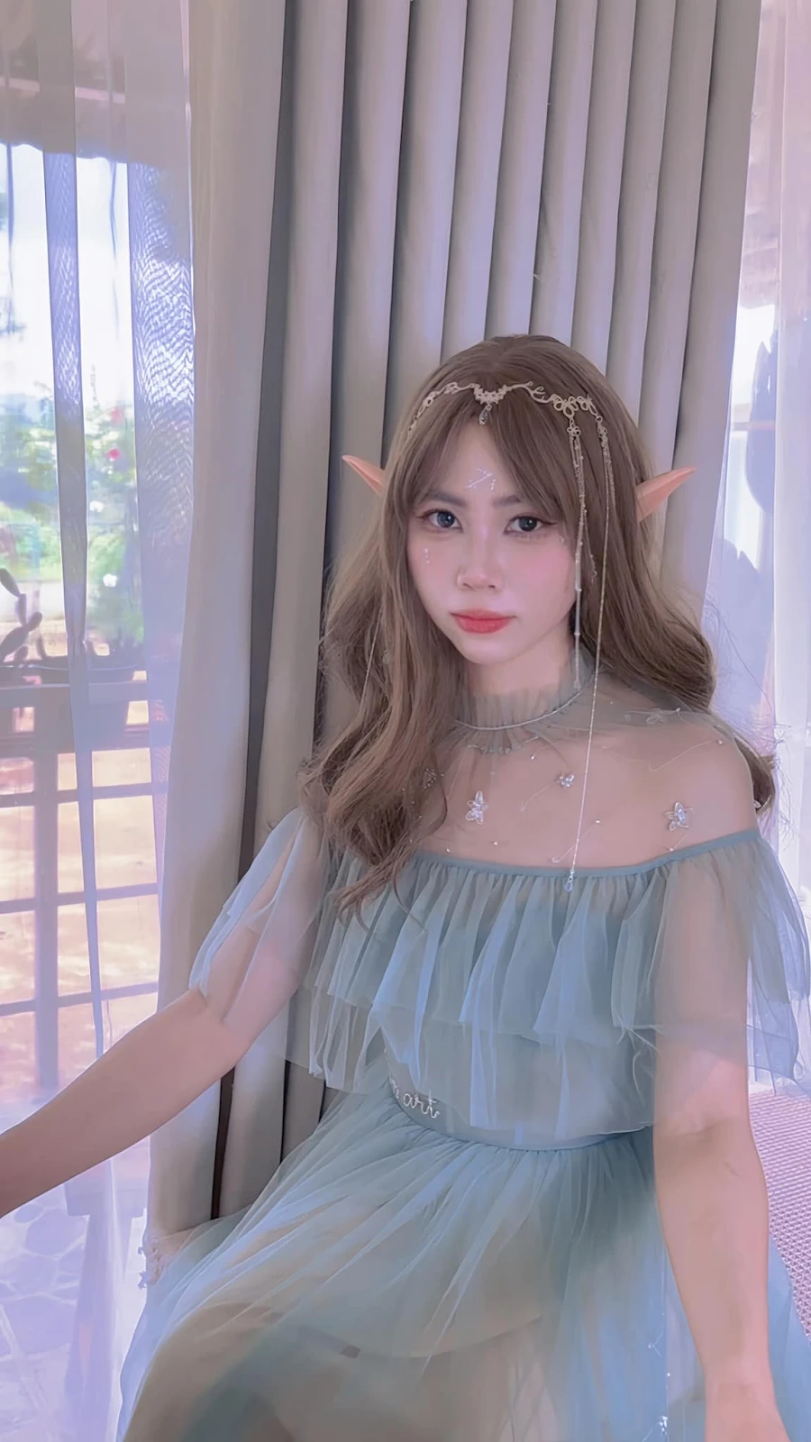 Thơ Nguyễn hiếm hoi livestream sau giải nghệ, mặt nhăn nhó, than vì nhiều fan - Hình 1