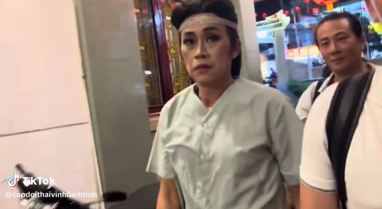 Hoài Linh vừa sống lại đã phản ứng gay gắt khi khán giả dí điện thoại vào mặt - Hình 2