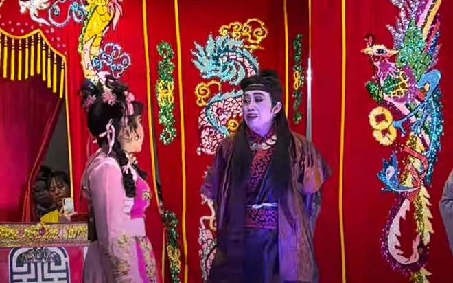 Hoài Linh vừa sống lại đã phản ứng gay gắt khi khán giả dí điện thoại vào mặt - Hình 1
