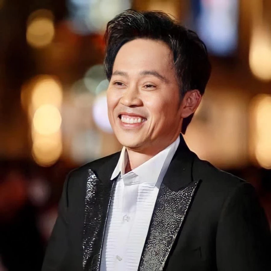 Hoài Linh vừa sống lại đã phản ứng gay gắt khi khán giả dí điện thoại vào mặt - Hình 7