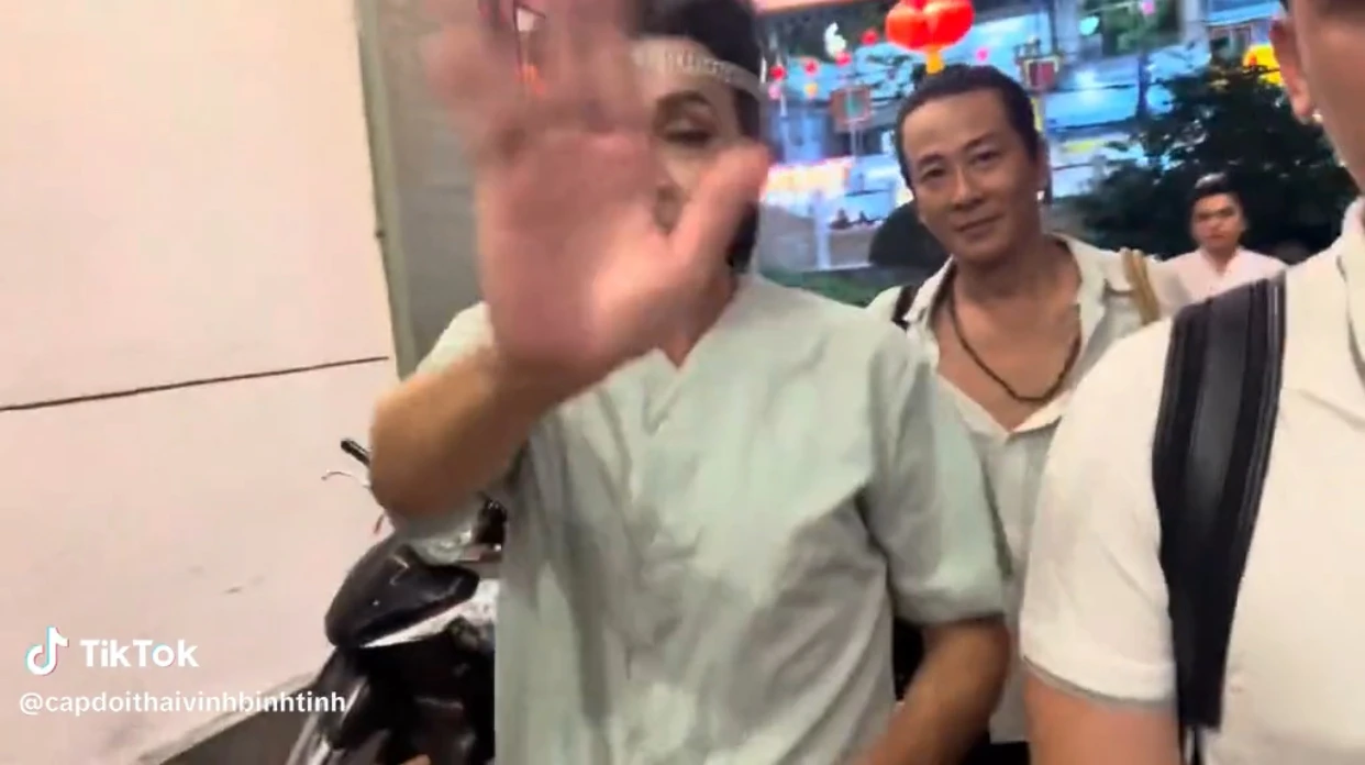 Hoài Linh vừa sống lại đã phản ứng gay gắt khi khán giả dí điện thoại vào mặt - Hình 3