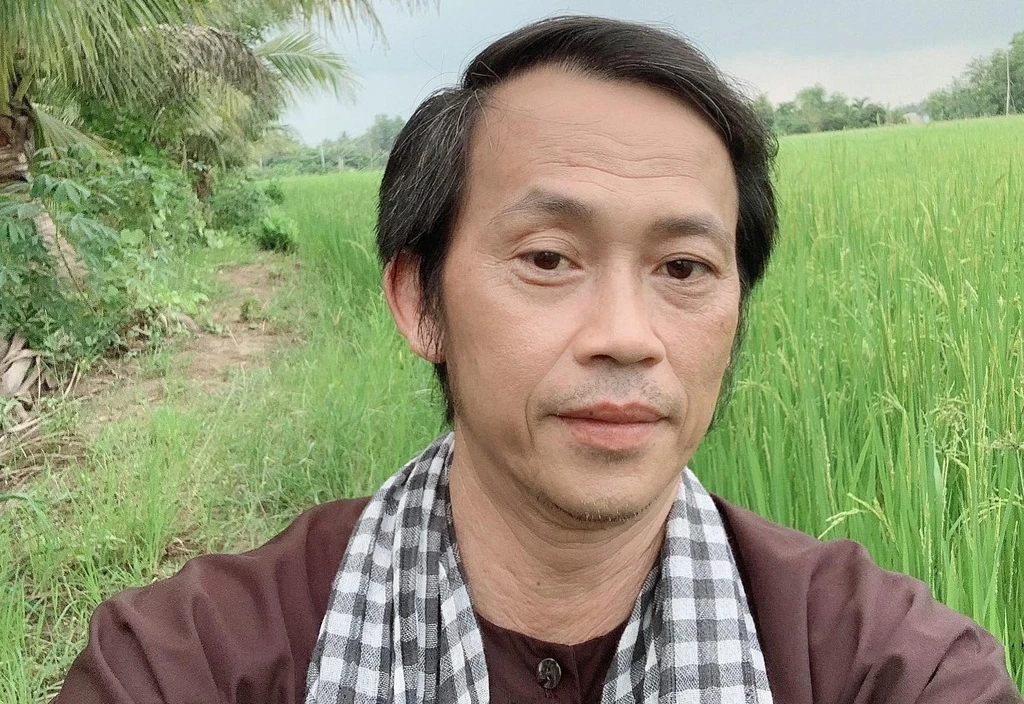 Hoài Linh vừa sống lại đã phản ứng gay gắt khi khán giả dí điện thoại vào mặt - Hình 4