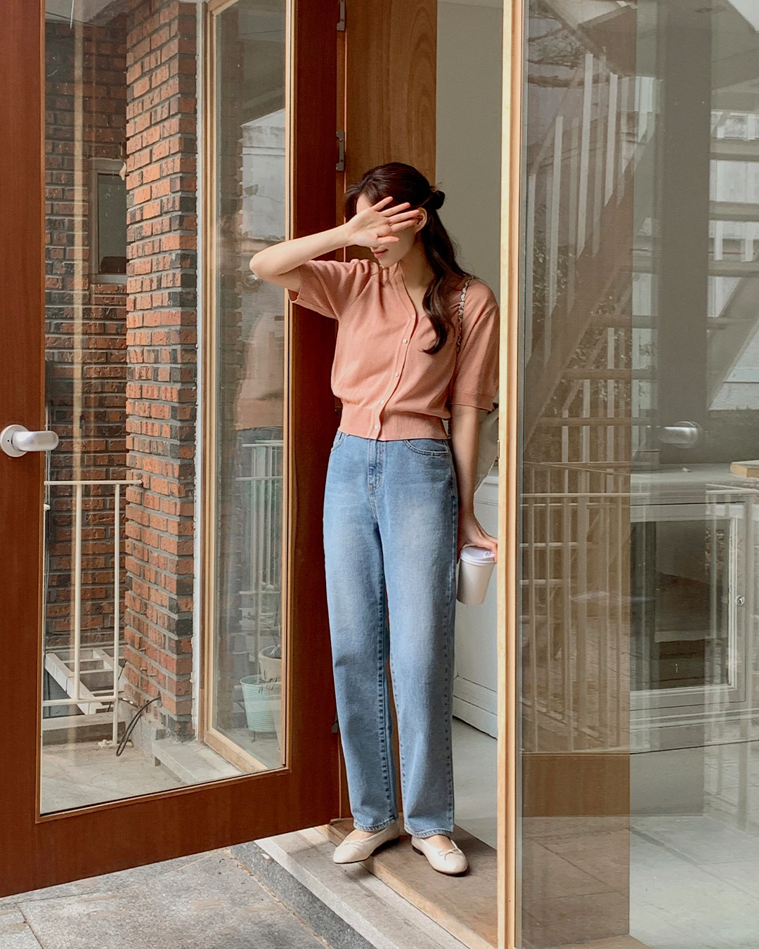 4 cách mặc quần ống rộng tôn dáng tối ưu cho người có chiều cao khiêm tốn - Hình 1