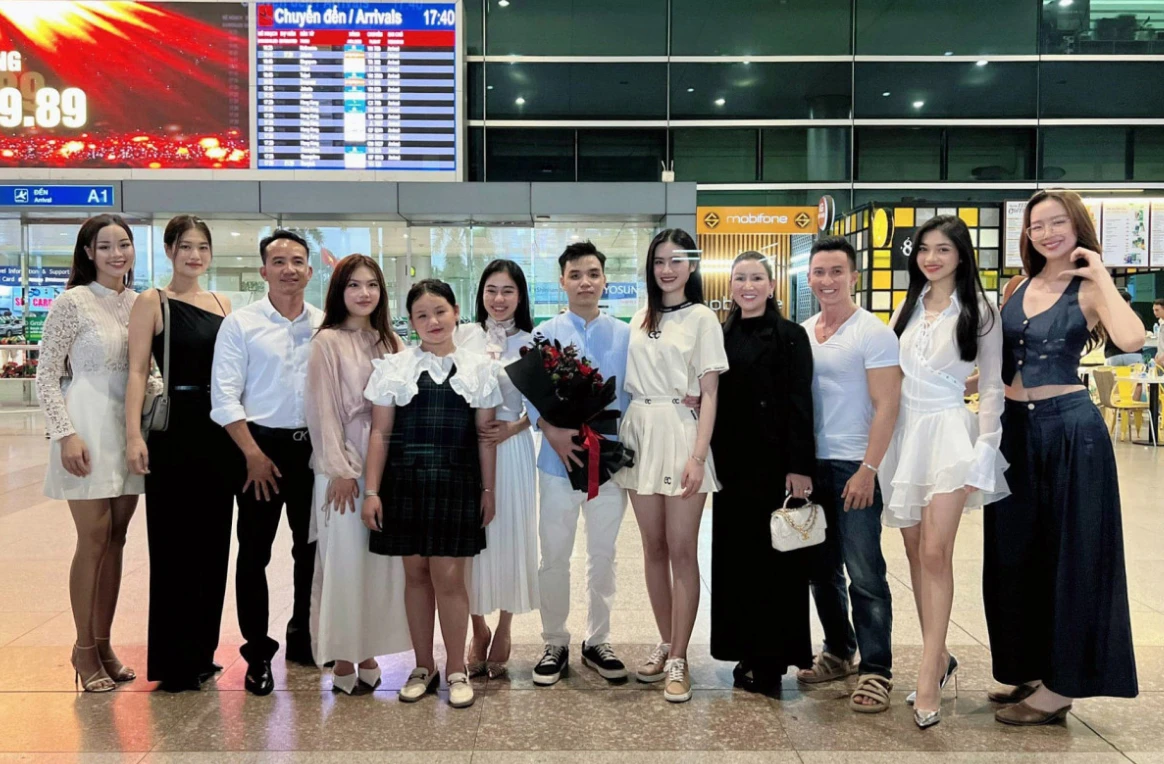 Bố đẻ Ý Nhi bị soi tỏ vẻ với người yêu của con gái khi cùng đón nàng hậu - Hình 10