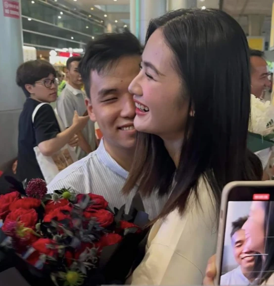 Bố đẻ Ý Nhi bị soi tỏ vẻ với người yêu của con gái khi cùng đón nàng hậu - Hình 4