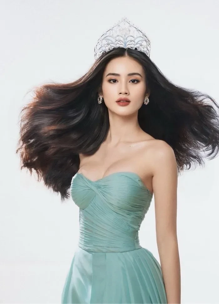 Bố đẻ Ý Nhi bị soi tỏ vẻ với người yêu của con gái khi cùng đón nàng hậu - Hình 9