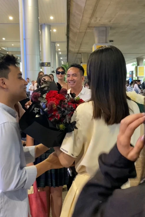 Bố đẻ Ý Nhi bị soi tỏ vẻ với người yêu của con gái khi cùng đón nàng hậu - Hình 5