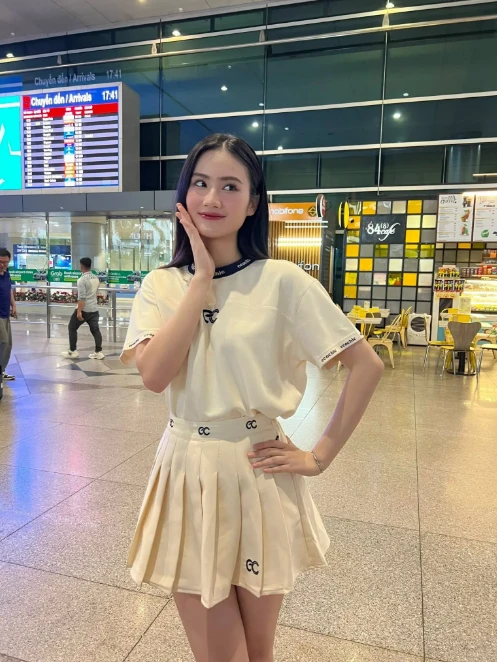 Bố đẻ Ý Nhi bị soi tỏ vẻ với người yêu của con gái khi cùng đón nàng hậu - Hình 11