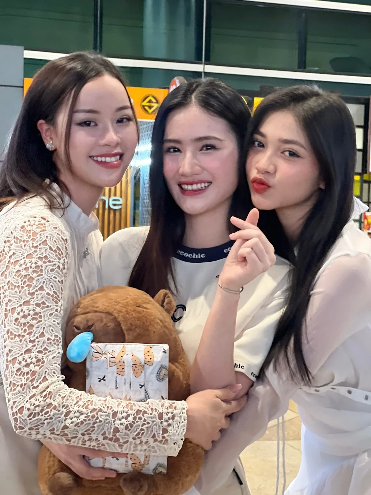 Bố đẻ Ý Nhi bị soi tỏ vẻ với người yêu của con gái khi cùng đón nàng hậu - Hình 3