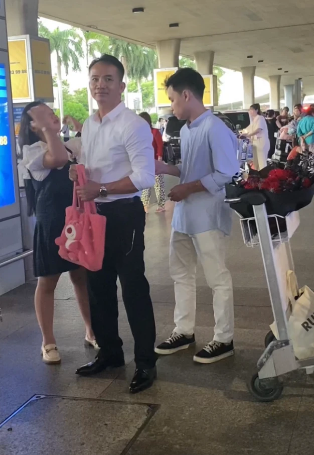 Bố đẻ Ý Nhi bị soi tỏ vẻ với người yêu của con gái khi cùng đón nàng hậu - Hình 1