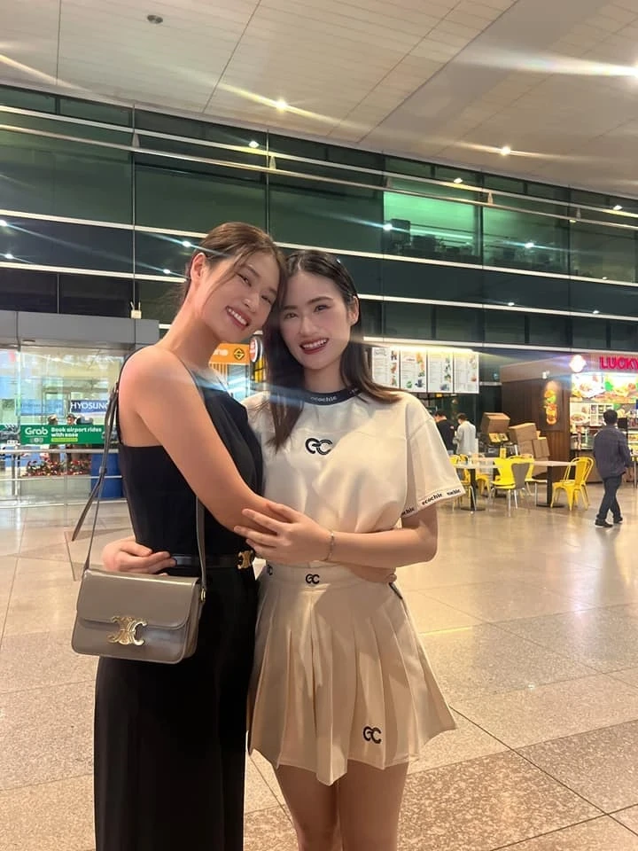 Bố đẻ Ý Nhi bị soi tỏ vẻ với người yêu của con gái khi cùng đón nàng hậu - Hình 2