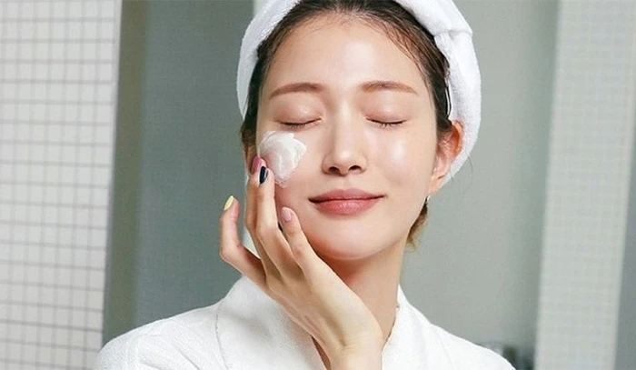 Bôi kem chống nắng theo nguyên 2-2-2, chị em chẳng lo sạm da, lão hóa trong mùa hè - Hình 1