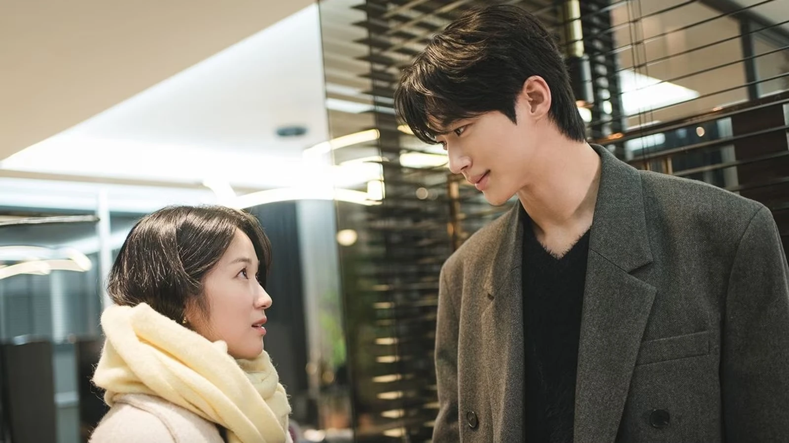 Byeon Woo Seok bị vây kín ở sân bay, lộ gu người yêu giống với Kim Hye Yoon? - Hình 5