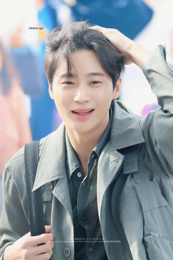 Byeon Woo Seok bị vây kín ở sân bay, lộ gu người yêu giống với Kim Hye Yoon? - Hình 3