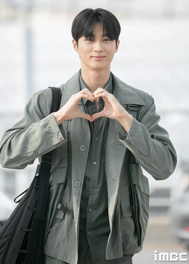 Byeon Woo Seok bị vây kín ở sân bay, lộ gu người yêu giống với Kim Hye Yoon? - Hình 1
