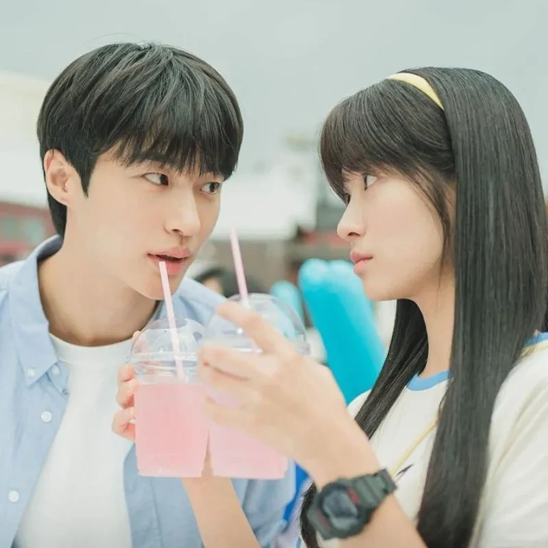 Byeon Woo Seok bị vây kín ở sân bay, lộ gu người yêu giống với Kim Hye Yoon? - Hình 4