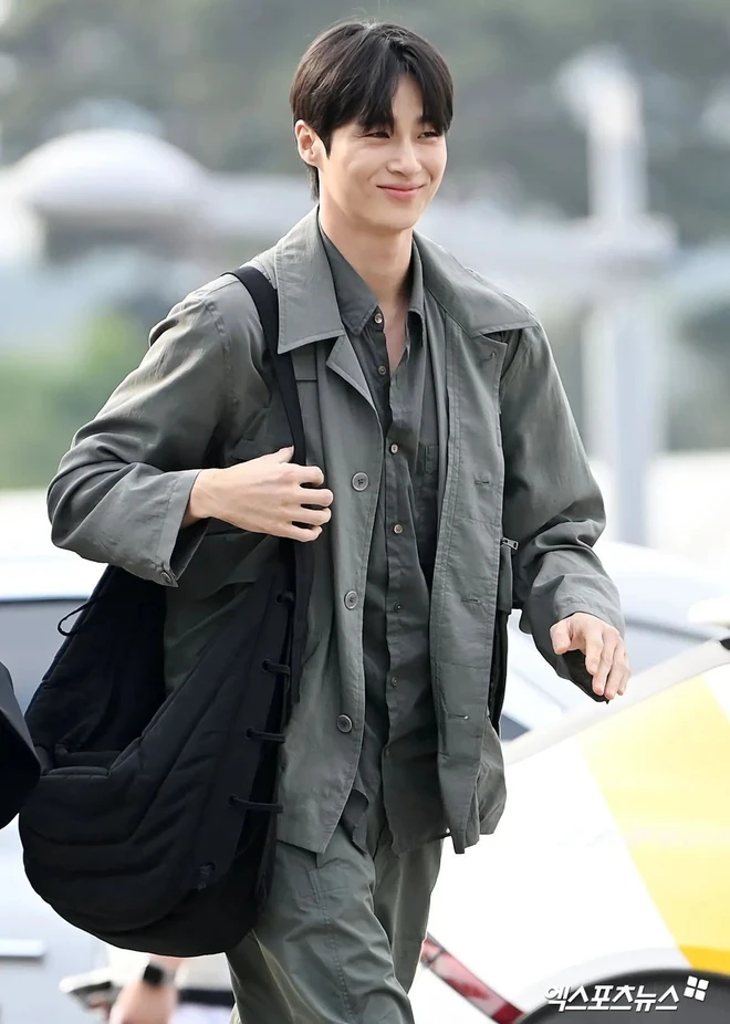 Byeon Woo Seok bị vây kín ở sân bay, lộ gu người yêu giống với Kim Hye Yoon? - Hình 2