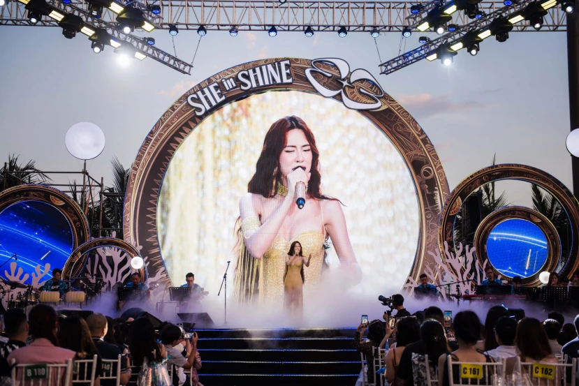 Concert Hà Nhi tại Hạ Long gặp sự cố mất điện trong 22 phút, nữ ca sĩ câu giờ bằng thực lực - Hình 2