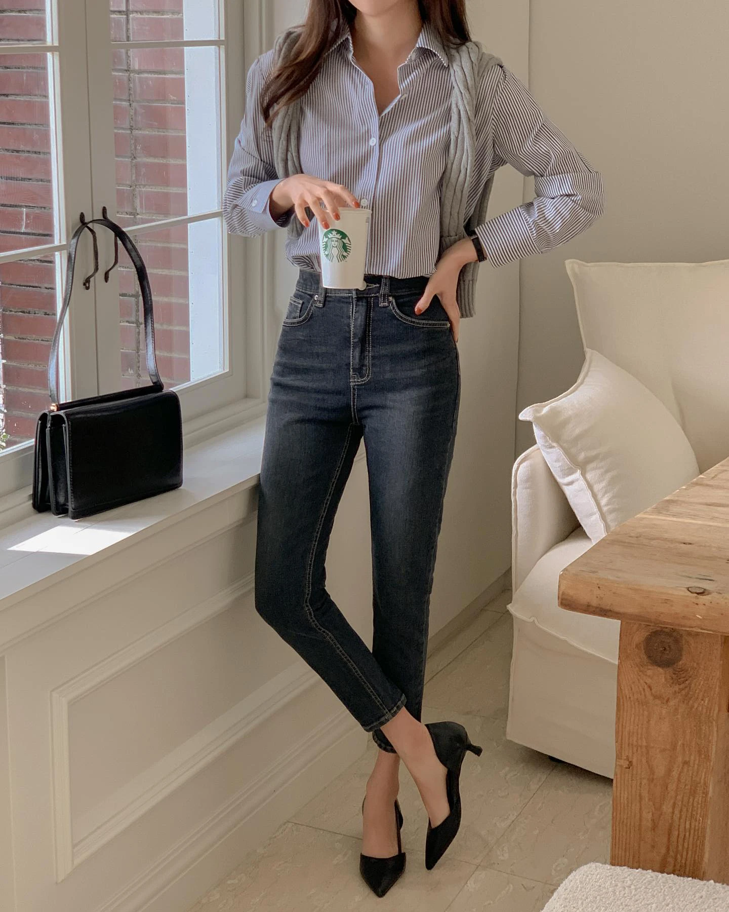 Gợi ý 10 set đồ gọn gàng để chị em mặc đi làm trong ngày mưa gió - Hình 10