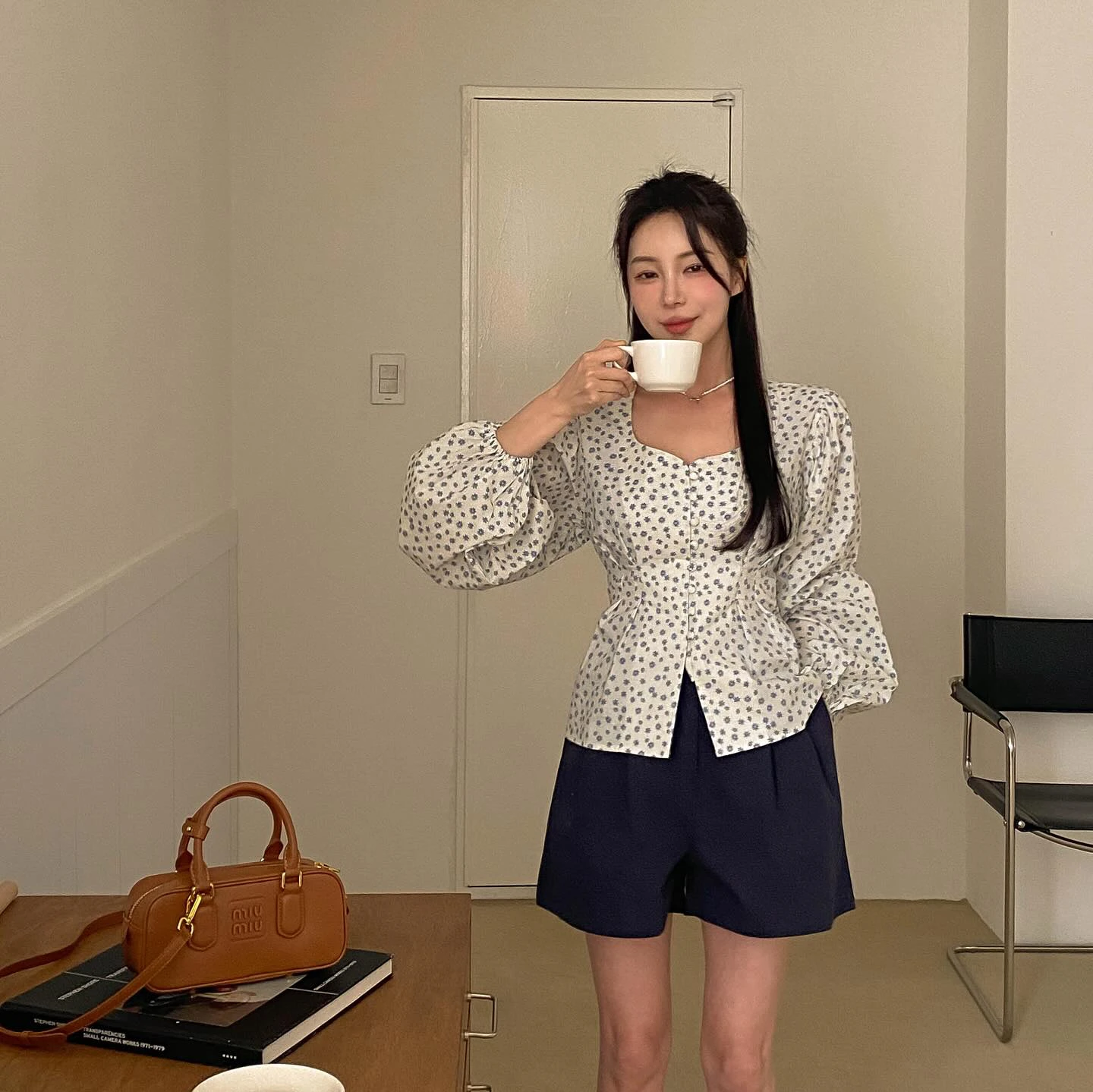 Gợi ý 10 set đồ gọn gàng để chị em mặc đi làm trong ngày mưa gió - Hình 6