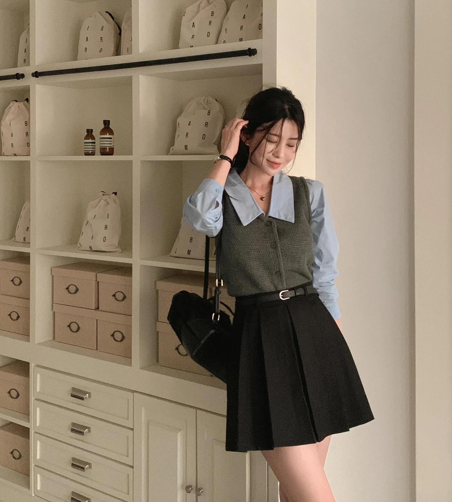 Gợi ý 10 set đồ gọn gàng để chị em mặc đi làm trong ngày mưa gió - Hình 8
