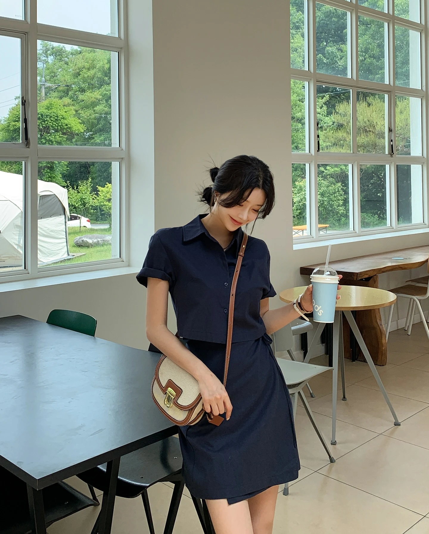 Gợi ý 10 set đồ gọn gàng để chị em mặc đi làm trong ngày mưa gió - Hình 1