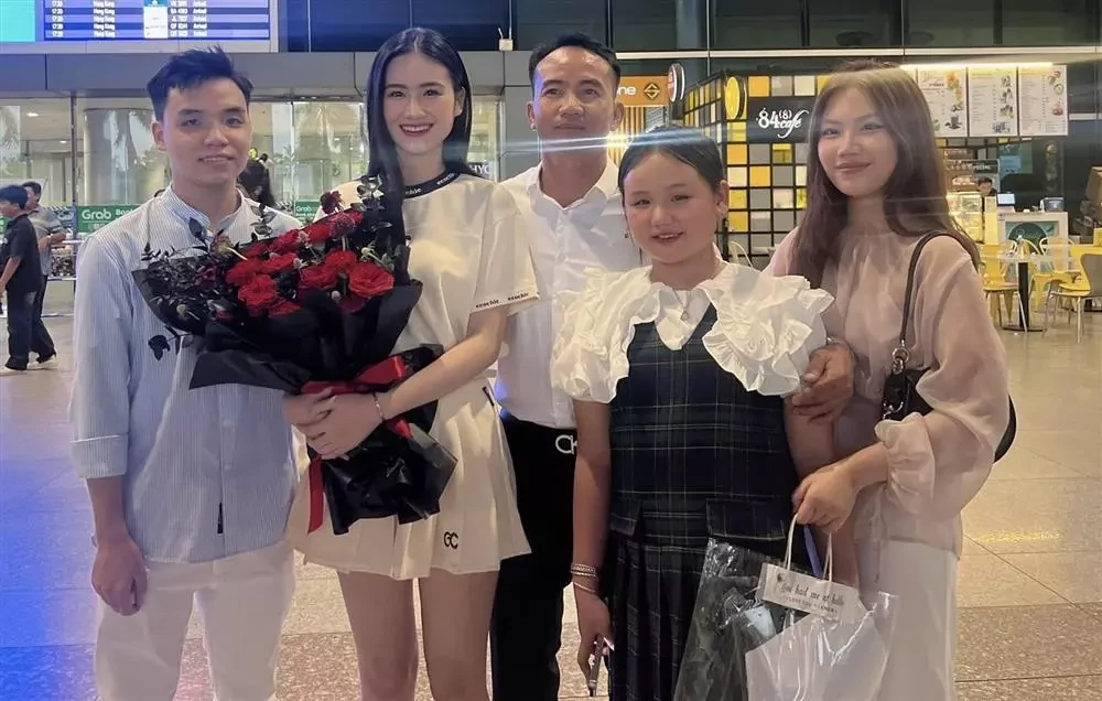 Hoa hậu Ý Nhi sốc vì bạn trai thay đổi khác xưa, bị tố bỏ thi về nước chạy show? - Hình 1