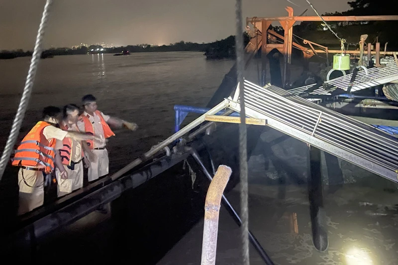 Khởi tố ổ nhóm khai thác cát trái phép trên sông Hồng - Hình 1