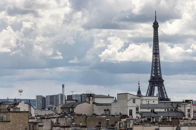 Pháp bắt 3 người trong vụ vứt quan tài gần chân Tháp Eiffel - Hình 1