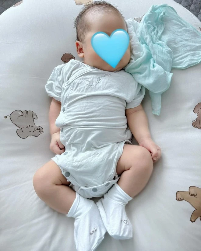 Quý tử nhà Văn Hậu - Hải My vừa sinh đã gặp vấn đề về da, hơn 22k người theo dõi - Hình 4
