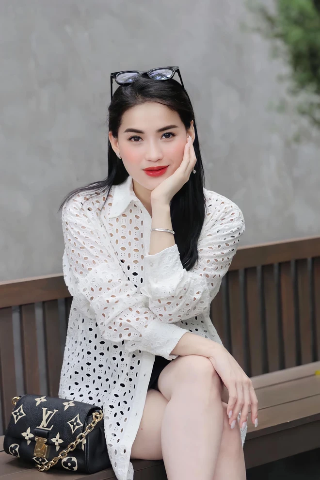 Quyền Leo Daily livestream tặng ô tô, Võ Hà Linh chiến khô máu với Rolls-Royce - Hình 1