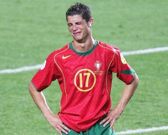 Ronaldo mạnh mẽ cũng có lúc yếu đuối, bật khóc như mưa khiến CĐV nhớ mãi - Hình 1
