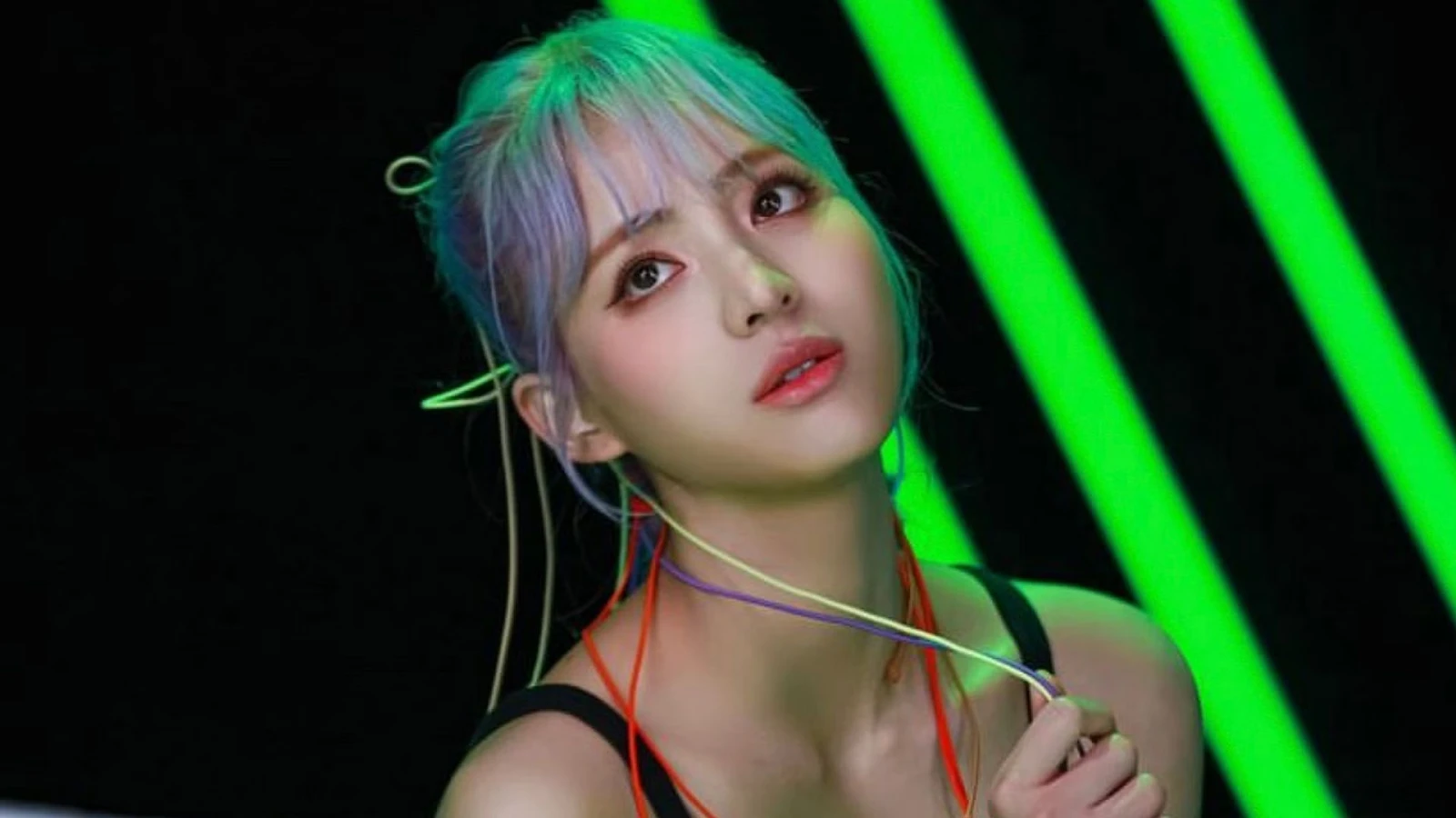 Sitala: Idol Kpop lọt top 100 đẹp nhất thế giới, từng bị người Hàn đuổi thẳng cổ - Hình 2