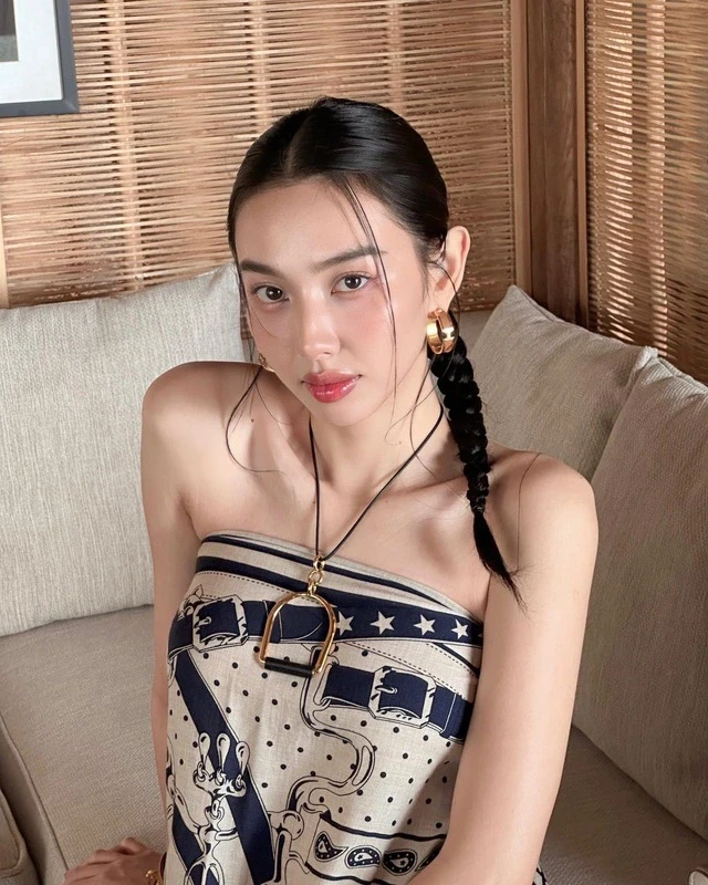 Thùy Tiên tá hỏa vì mặc quần ngược ra đường, bị fan dí sát nút phải bỏ trốn - Hình 3