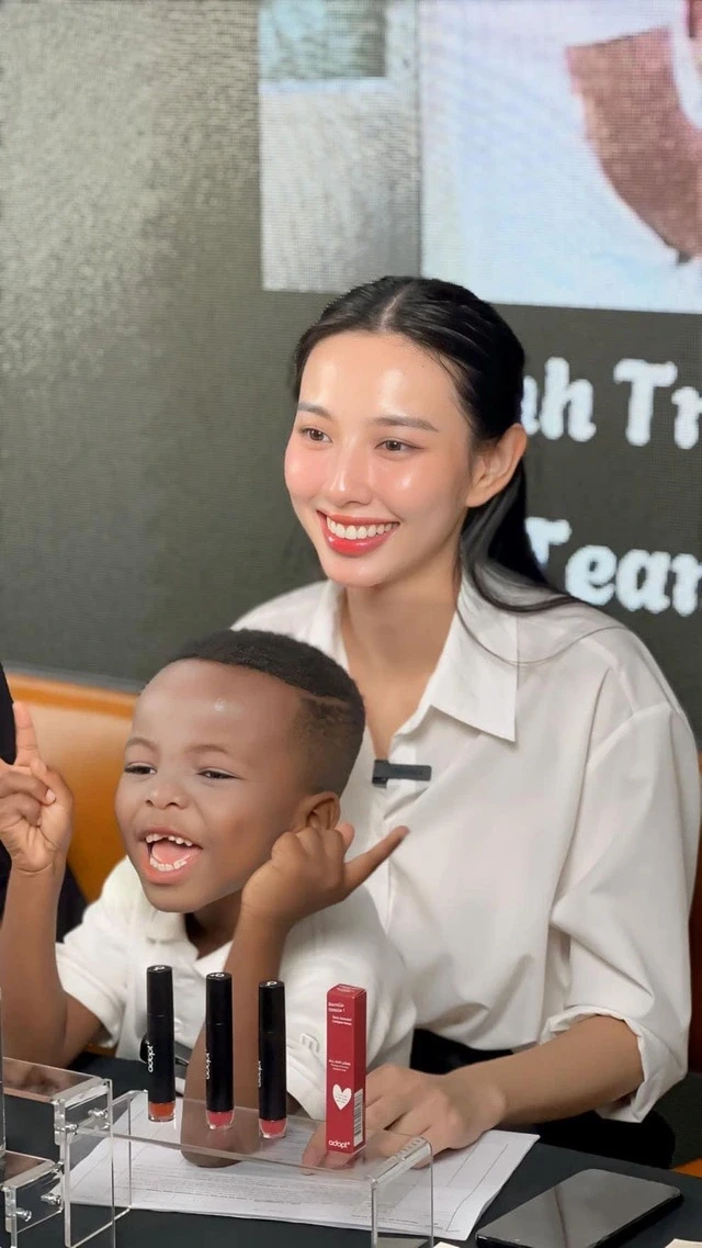 Thùy Tiên tá hỏa vì mặc quần ngược ra đường, bị fan dí sát nút phải bỏ trốn - Hình 6