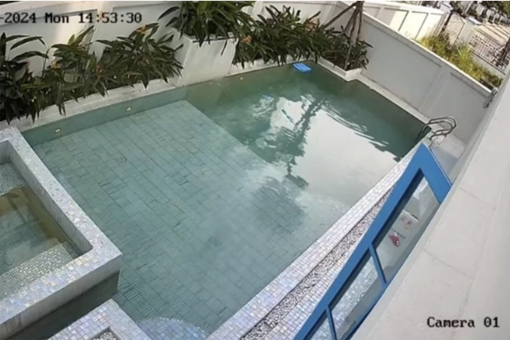 Vụ 2 trẻ đuối nước ở bể bơi khu nghỉ dưỡng: Bé gái còn lại nguy kịch - Hình 1