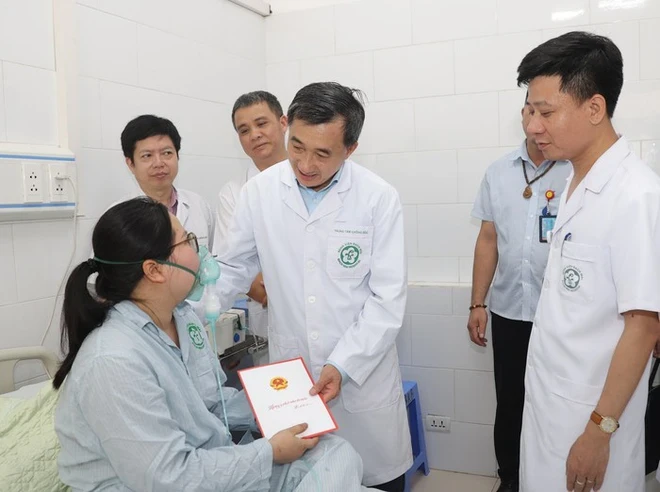 Vụ cháy ở Trung Kính: 2 bệnh nhân được xuất viện, cụ bà vẫn đang nguy kịch - Hình 1