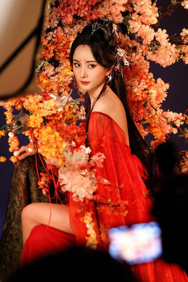 Ngô Cẩn Ngôn đạp đầu đàn chị Dương Mịch, bỏ xa tít mù khơi, fan chế giễu - Hình 3