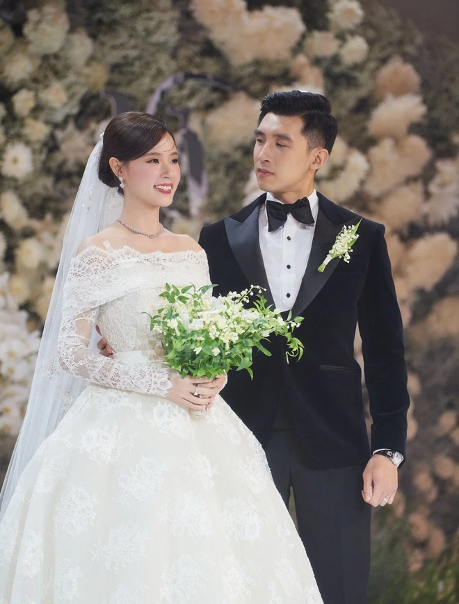 Midu và chồng Minh Đạt bị chụp lén trong thang máy sau đám cưới, kè kè gây bão - Hình 6