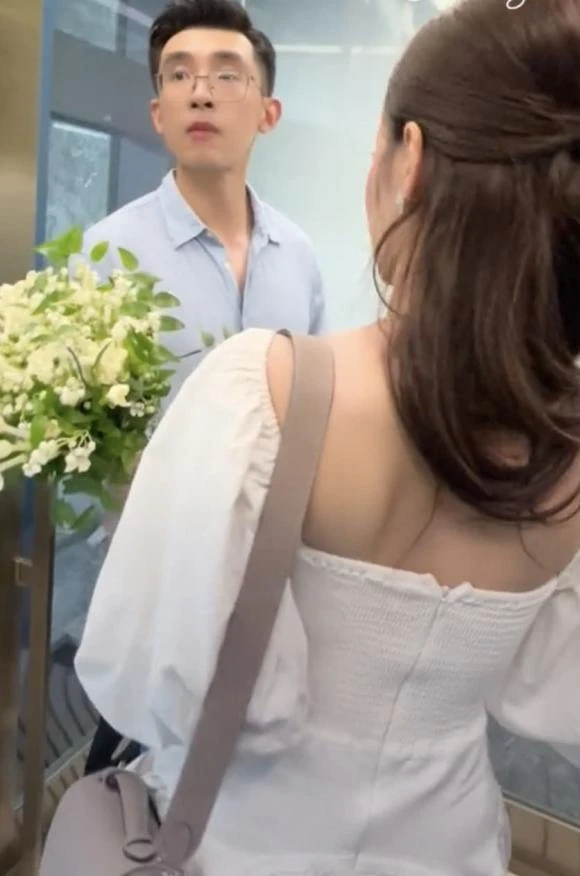 Midu và chồng Minh Đạt bị chụp lén trong thang máy sau đám cưới, kè kè gây bão - Hình 2