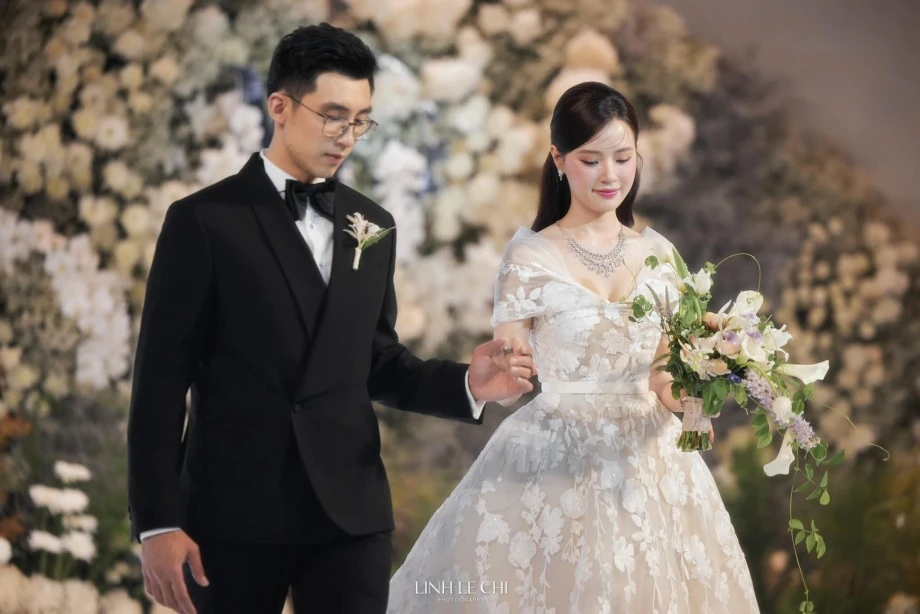 Midu và chồng Minh Đạt bị chụp lén trong thang máy sau đám cưới, kè kè gây bão - Hình 1