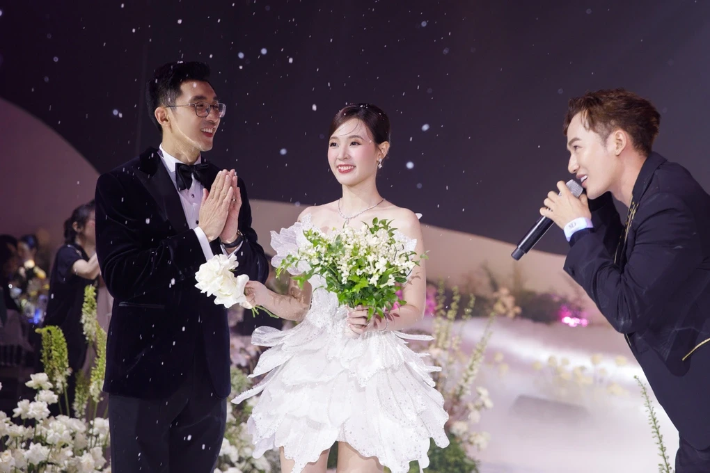 Midu và chồng Minh Đạt bị chụp lén trong thang máy sau đám cưới, kè kè gây bão - Hình 7