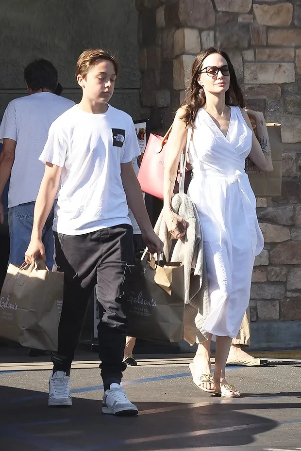 Angelina Jolie thấp thỏm vì con trai ruột duy nhất chưa tỏ thái độ với Brad Pitt - Hình 3