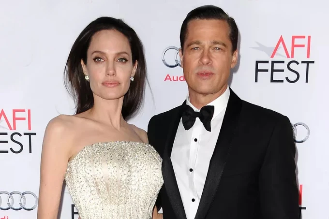 Angelina Jolie kè kè bên các con, Brad Pitt bị máu mủ ghẻ lạnh đến đáng thương - Hình 3