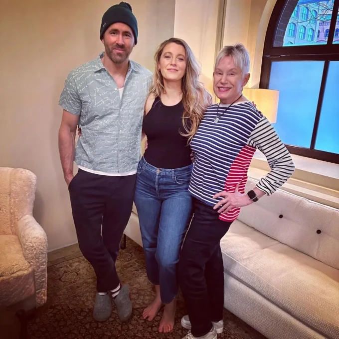 Ryan Reynolds: lên thảm đỏ cùng chú chó xấu nhất nước, netizen há hốc vì độc lạ - Hình 3