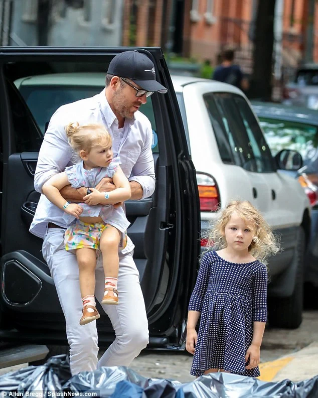 Ryan Reynolds: lên thảm đỏ cùng chú chó xấu nhất nước, netizen há hốc vì độc lạ - Hình 4
