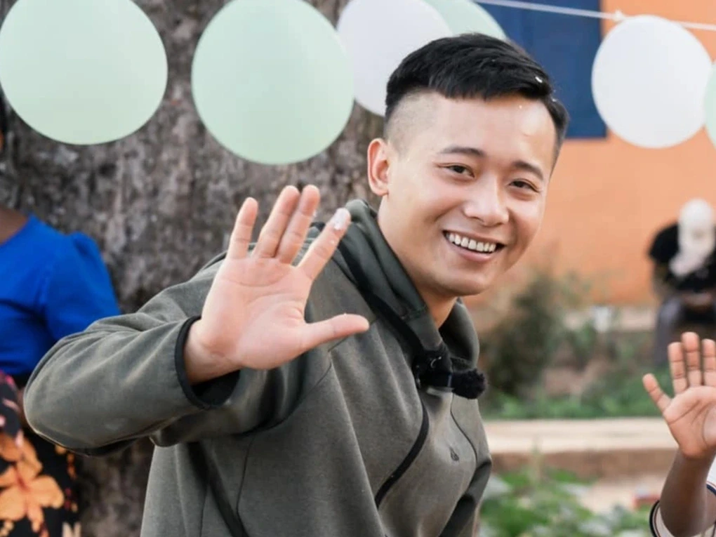 Quang Linh Vlog xài sang, bỏ 5 triệu mua 1 trái sầu riêng ăn dằn mặt O Huyền? - Hình 9