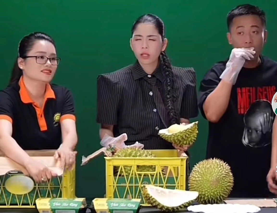 Quang Linh Vlog xài sang, bỏ 5 triệu mua 1 trái sầu riêng ăn dằn mặt O Huyền? - Hình 1